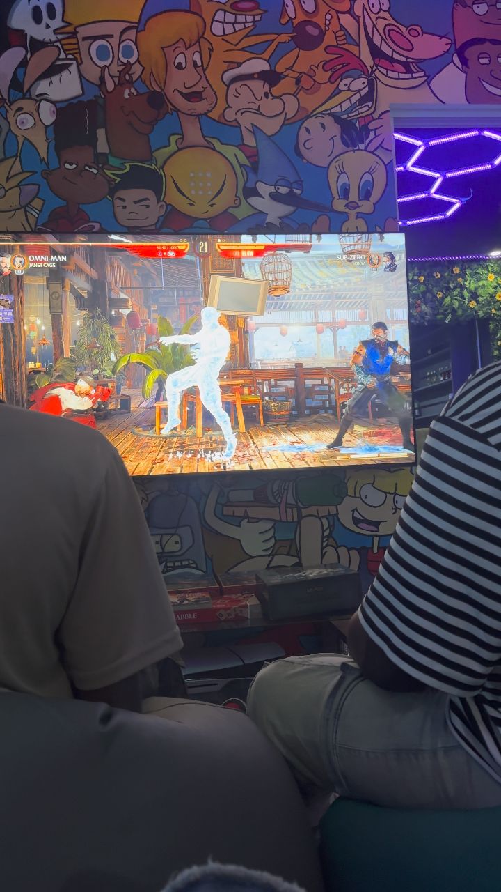 Two players facing off in a Mortal Kombat match at Ravenz Realm